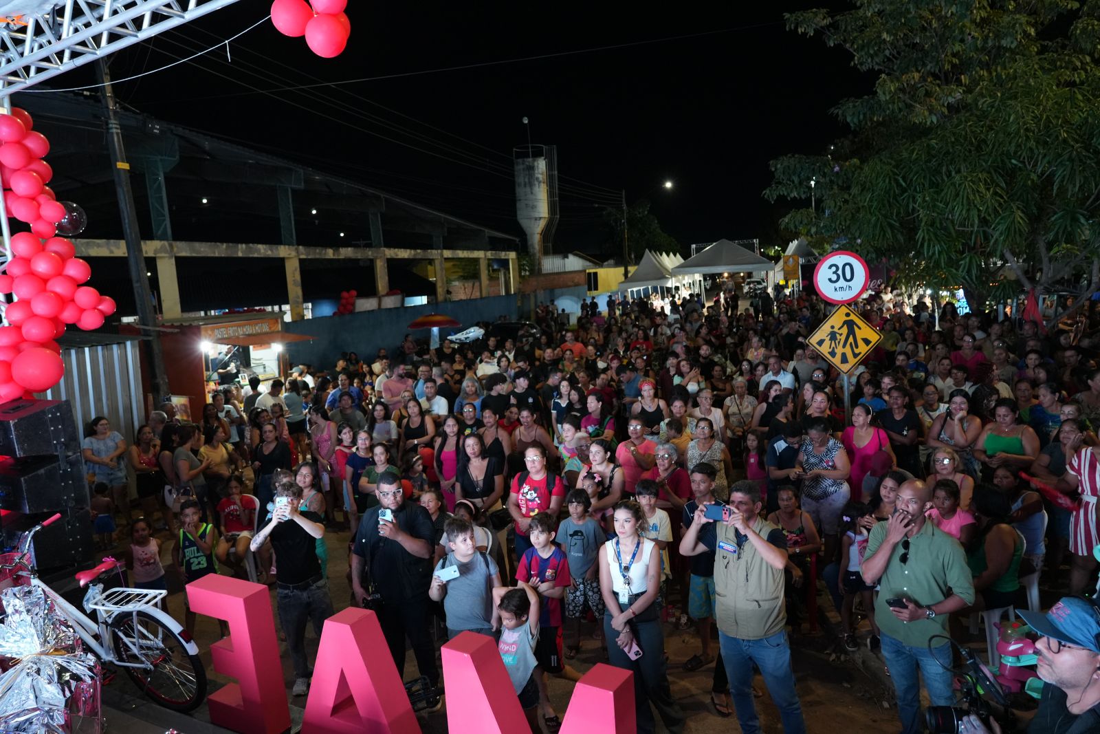 Durante toda a programação, famílias circularam pelos espaços, participaram das atividades culturais